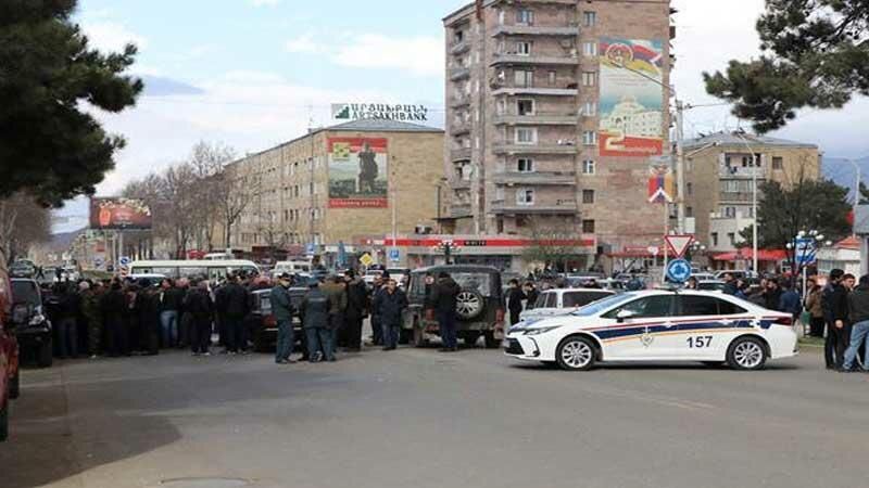 Xankəndidə gərginlik:     Əsas yollar bağlandı   