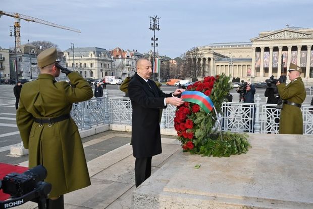 İlham Əliyev Budapeştdə naməlum əsgərin məzarını ziyarət edib   FOTO