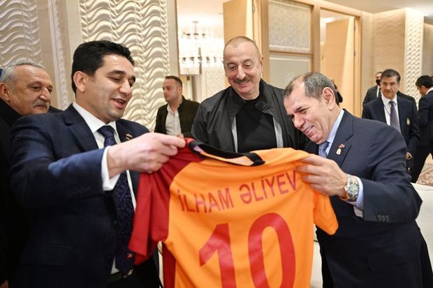 “Qalatasaray” futbol klubunun rəhbəri Prezident İlham Əliyevə xatirə hədiyyələri təqdim edib   FOTO