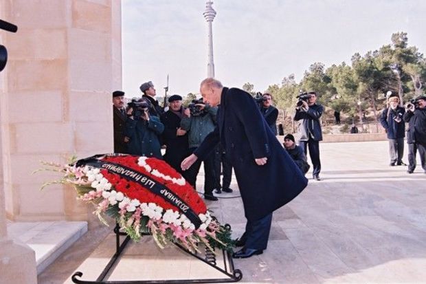 “Ümummilli lider 20 Yanvar faciəsində dünyaya günahkarların adlarını bəyan etdi”   ŞƏRH + FOTO