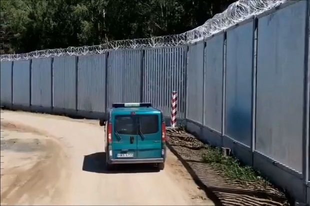 Polşa Belarusla sərhəd boyu hasarın tikintisini başa çatdırdı   VİDEO