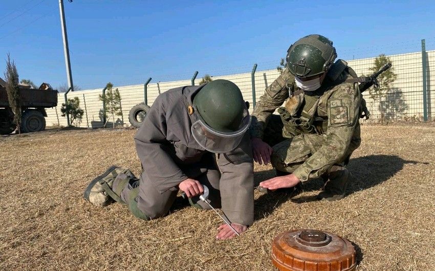 Türkiyəli mütəxəssislər Azərbaycan hərbçilərinə minatəmizləmə təlimləri keçirlər   FOTO