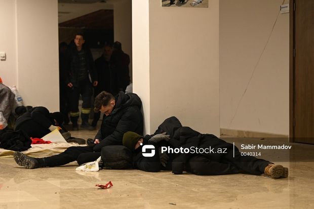 PhotoStock.az Kahramanmaraşda:  Zəlzələdən zərərçəkənlər AFAD   ın binasına sığındı