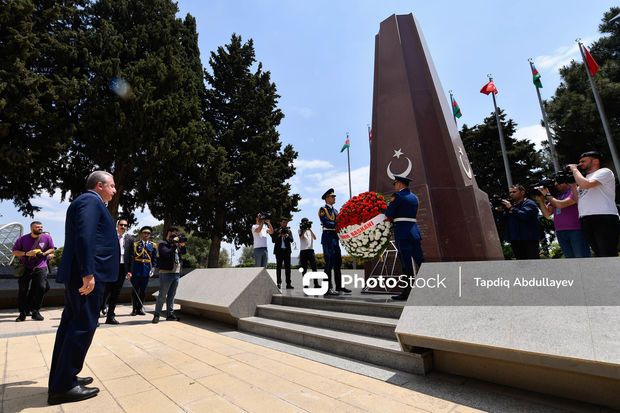 TBMM sədri Şəhidlər xiyabanını və “Türk şəhidliyi” abidəsini ziyarət edib   FOTOREPORTAJ