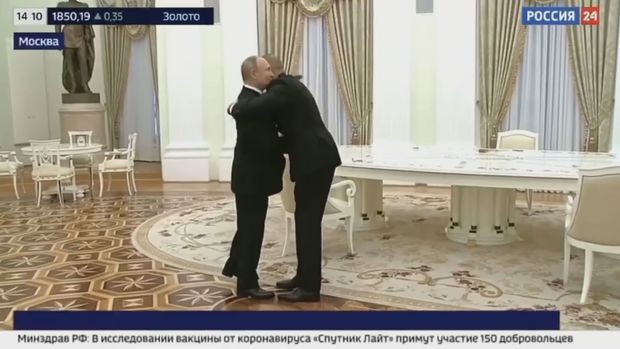 Putin İlham Əliyevi səmimi qarşıladı   VİDEO