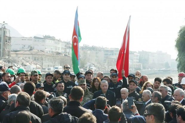 Ərdoğan və Bağçalı Hatayda azərbaycanlı xilasedicilərlə görüşdülər   FOTO/VİDEO