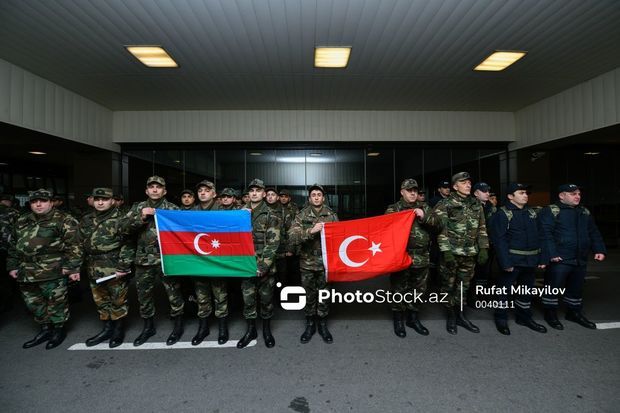 Türkiyədəki Azərbaycan xilasediciləri sağ olduğu ehtimal edilən şəxsi dağıntılar altından çıxarmağa çalışırlar   