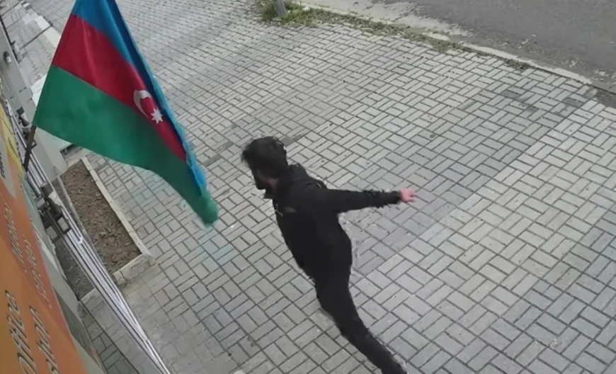 Bayrağa hörmətsizlik etdi, polis hərəkətə keçdi -
