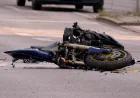 Mingəçevirdə avtomobil motosikletlə toqquşub, yaralanan var