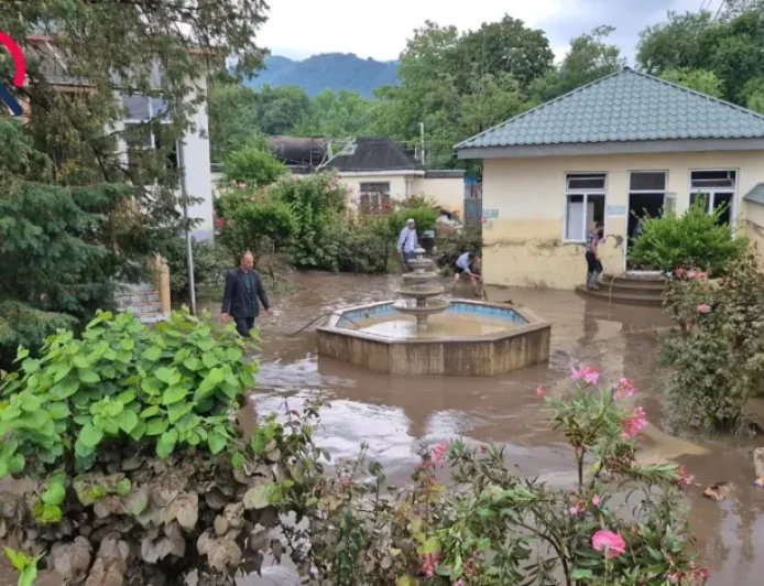 Qəbələdən sel keçdi, məscidin həyətini su basdı -