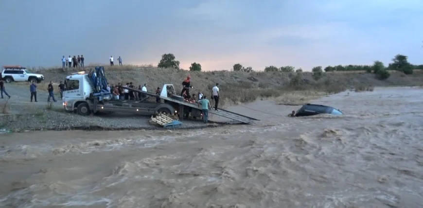 Xaçınçayda batan avtomobil sudan çıxarılıb -
