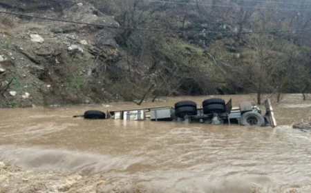 Samuxda yük avtomobili çaya aşdı -