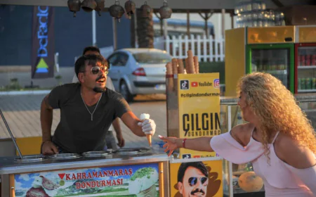 Bakıda qız-gəlinləri oynadan dondurmaçı –