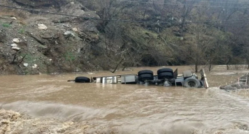 Samuxda yük avtomobili çaya aşdı -