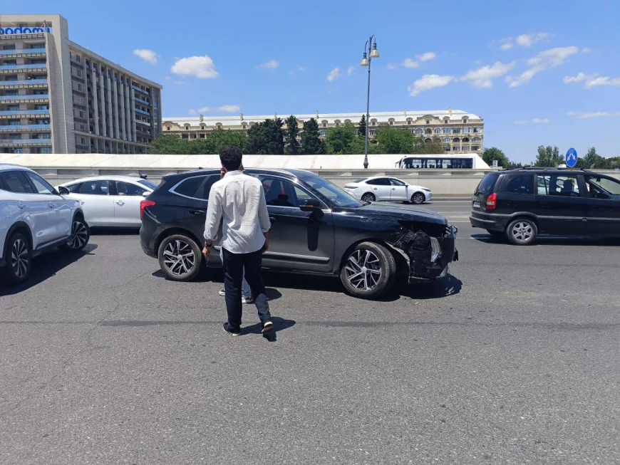 Paytaxtda hərəkətdə olan avtomobil park edən digər avtomobilə çırpıldı