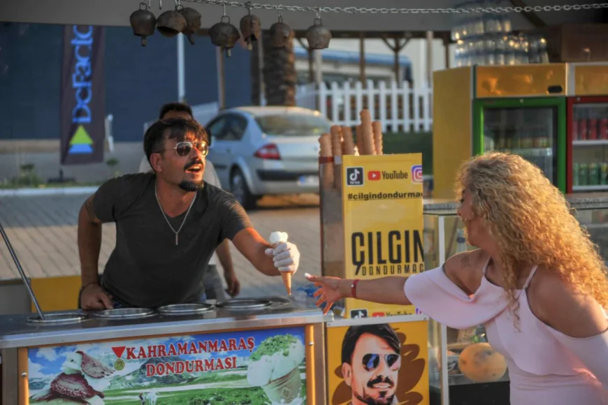 Bakıda qız-gəlinləri oynadan dondurmaçı –