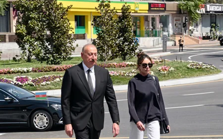 Daşkənddə Heydər Əliyevin barelyefi önündə ehtiram – Prezident və birinci xanım gül dəstələri qoydular-