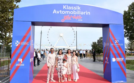 Leyla və Arzu Əliyeva Bakıda klassik avtomobillərin sərgisi və yürüşündə iştirak ediblər-