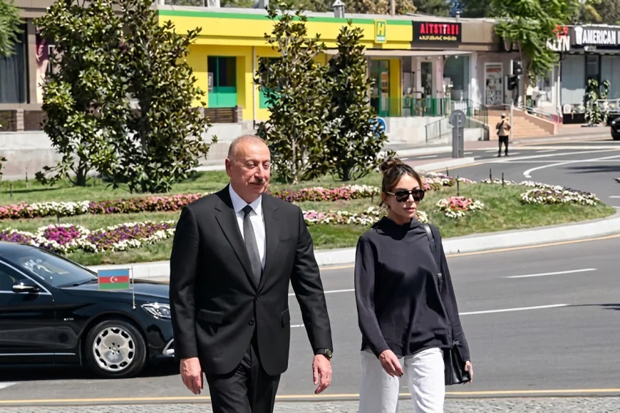 Daşkənddə Heydər Əliyevin barelyefi önündə ehtiram – Prezident və birinci xanım gül dəstələri qoydular-