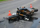Avtomobil motosikletlə toqquşdu -