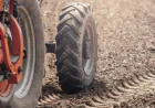 Laçında traktor minaya düşdü