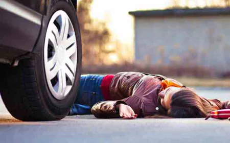 Avtobusdan düşən 15 yaşlı qızı maşın vurdu -