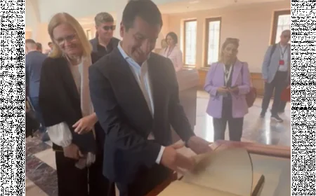 Hikmət Hacıyev həmin kitabı vərəqləyərək erməni saxtakarlığını ifşa etdi -