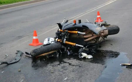 Avtomobil motosikletlə toqquşdu -