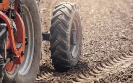Laçında traktor minaya düşdü