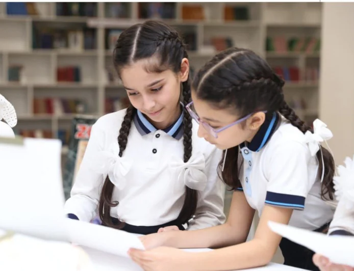 Qızların məktəbdə sırğa taxması qadağan edilir? -