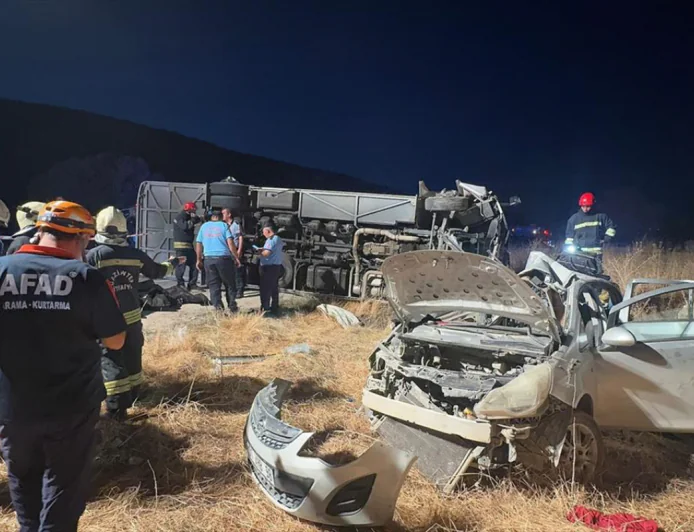 Türkiyədə mikroavtobusla avtomobil toqquşdu -