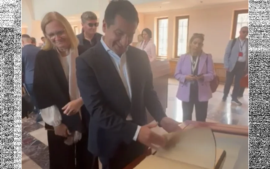 Hikmət Hacıyev həmin kitabı vərəqləyərək erməni saxtakarlığını ifşa etdi -