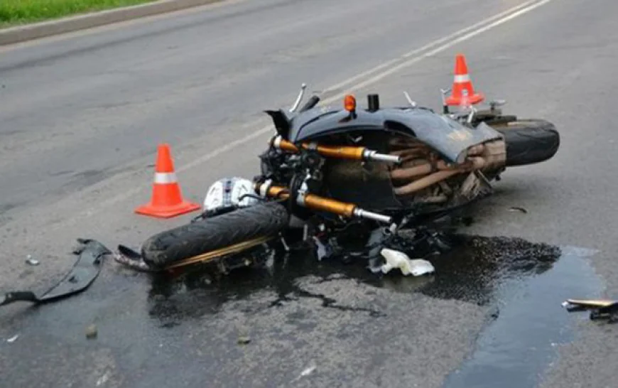 Avtomobil motosikletlə toqquşdu -