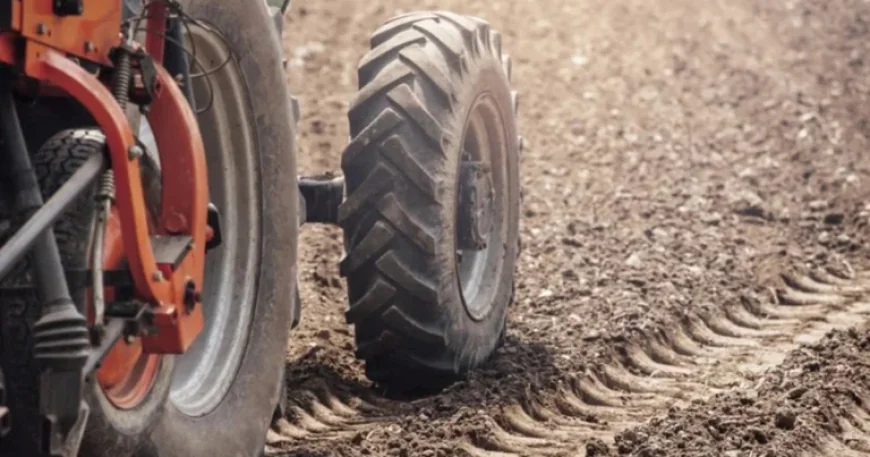 Laçında traktor minaya düşdü