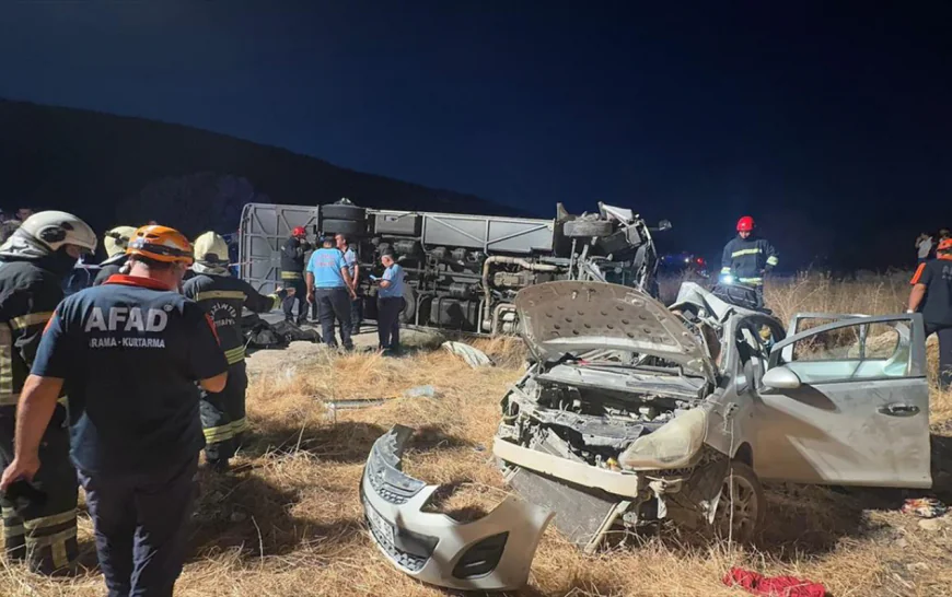 Türkiyədə mikroavtobusla avtomobil toqquşdu -