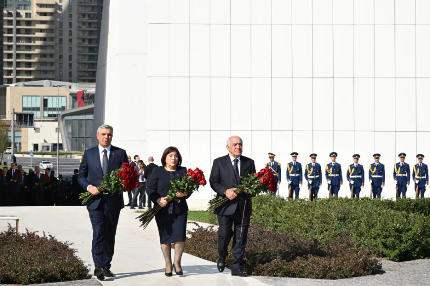 Anım Günü: Dövlət və hökumət nümayəndələri Bakıdakı Zəfər parkını ziyarət ediblər-