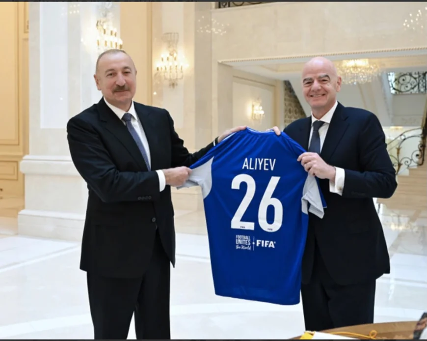 Canni İnfantino İlham Əliyevə xüsusi idman köynəyi hədiyyə etdi