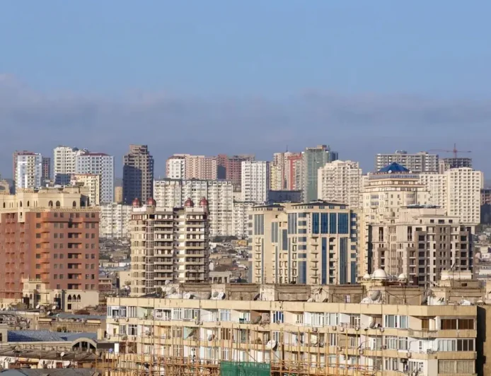 10 il əvvəl təhvil verilən binada əlavə 2 mərtəbə tikilir -