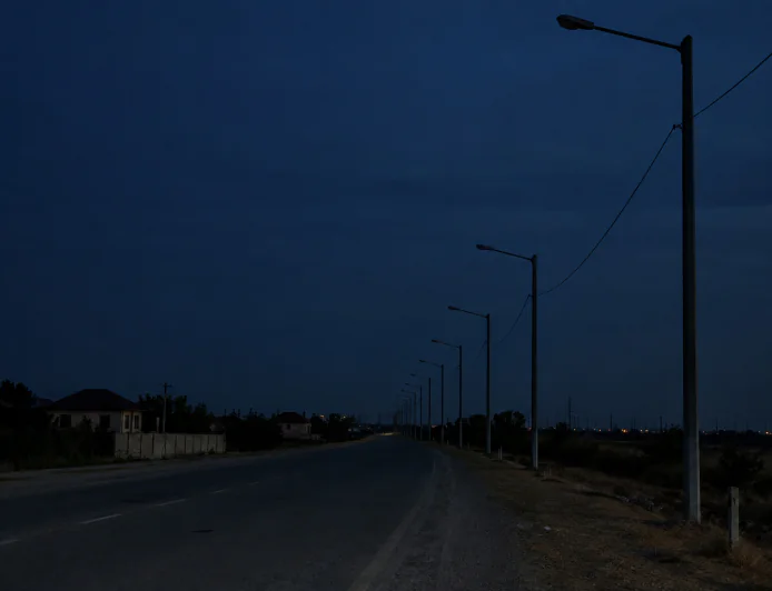 Suraxanıda qaranlıq yolda qəza təhlükəsi: İşıq dirəkləri uzun müddətdir yanmır-
