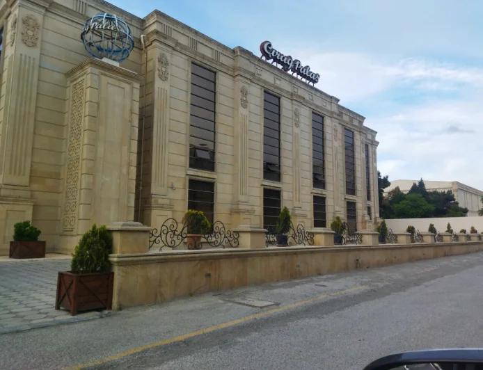 Qonaqlara süni kürü təbii adı ilə təqdim edilib: “Çıraq Palace”la bağlı qərar verildi-