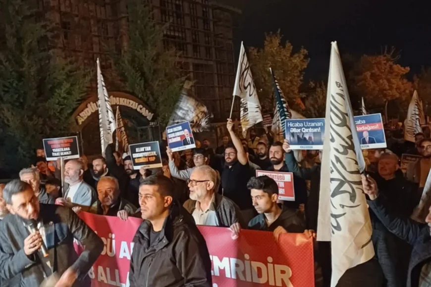 Azərbaycan səfirliyi qarşısındakı aksiyada  hicabla bağlı xilafət çağırışı: Hadisənin detalları