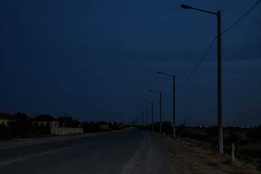 Suraxanıda qaranlıq yolda qəza təhlükəsi: İşıq dirəkləri uzun müddətdir yanmır-