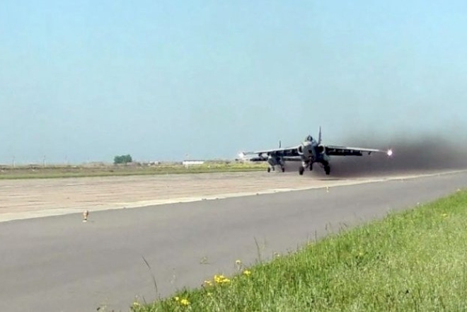 Azərbaycan Ordusu Su-25 təyyarələrini havaya qaldırdı  - VİDEO